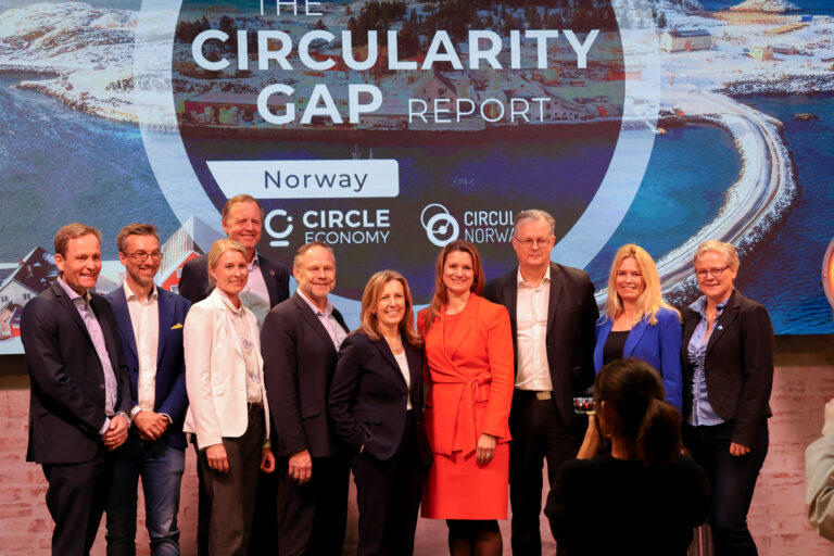 alt="En gruppe mennesker, blant annet Frank Jaegtnes og Ellen Høvik fra Circular Norway, foran lanseringen av Circularity Gap Report 2025 "